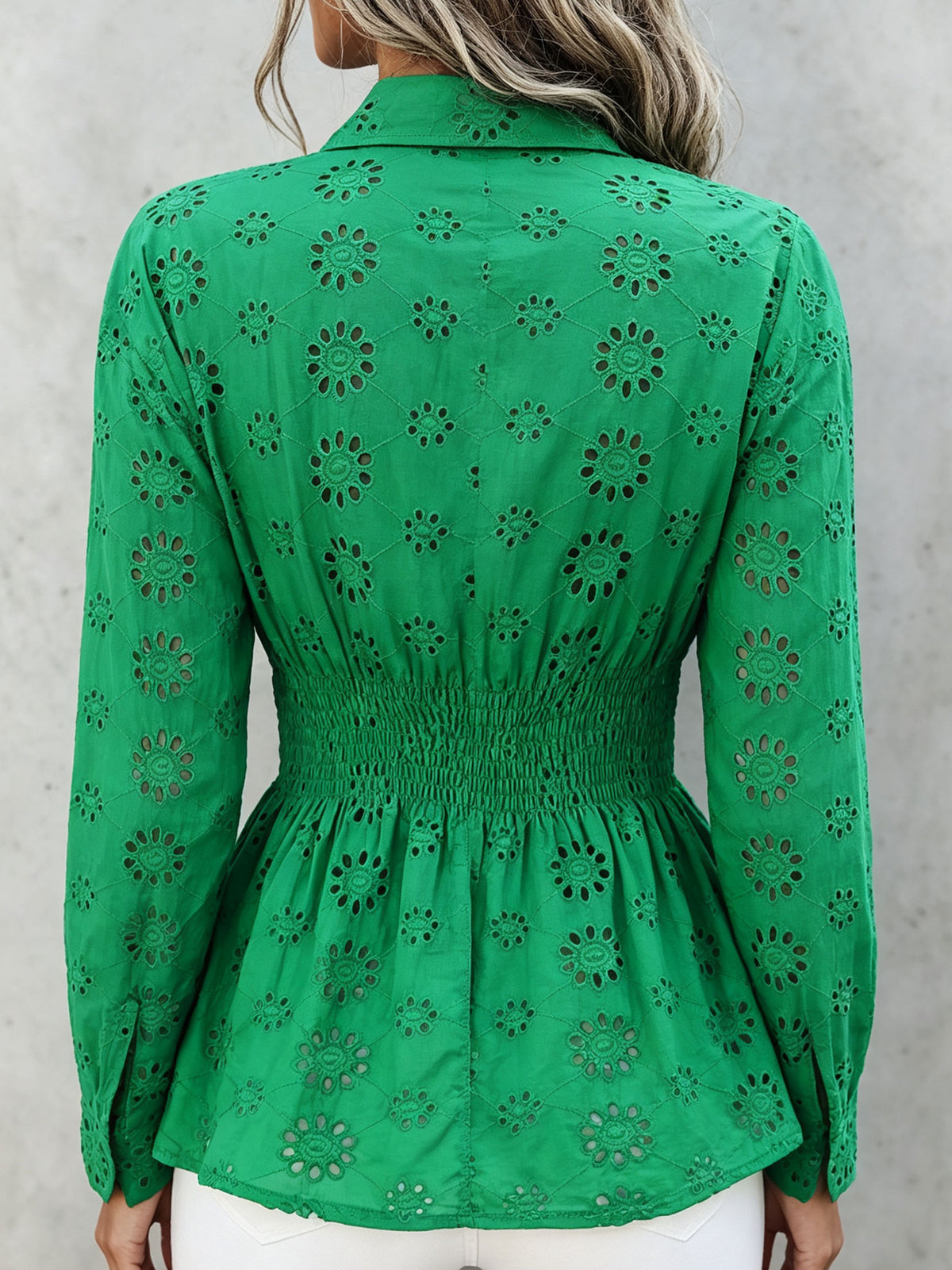 Damenbluse mit Blumen-Augenlochmuster, Kragen, geraffter Taille und Schößchen, langärmlig