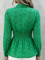 Damenbluse mit Blumen-Augenlochmuster, Kragen, geraffter Taille und Schößchen, langärmlig