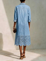 Vestido de corte recto con cuello estilo denim, cierre frontal completo con botones, bolsillos parche y detalles intrincados de encaje floral recortado de trabajo pesado.
