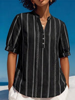 Blusa de lino slub con rayas verticales, cuello mandarín, mangas cortas, pequeño escote en V y tapeta de botones parcial.