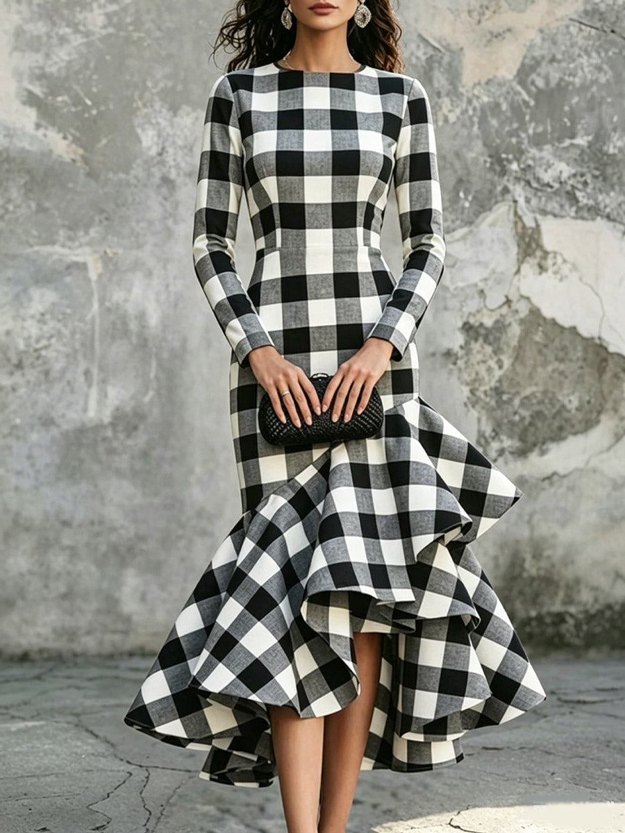 Vestido largo de manga larga para mujer, estilo artístico casual, con estampado de cuadros en blanco y negro y dobladillo con volantes.