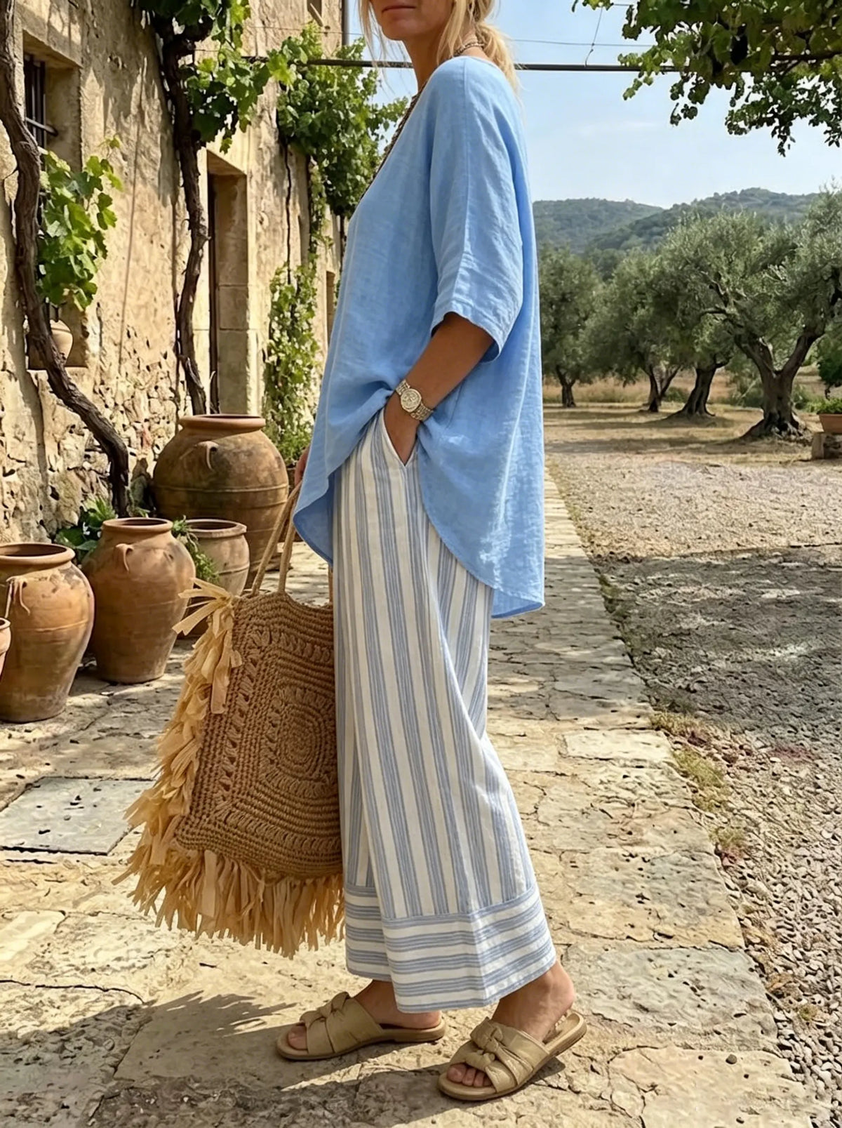 Completo donna con tunica asimmetrica blu e pantaloni a righe