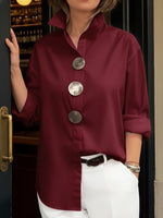 Blusa elegante de algodão e linho com botões metálicos e gola de pé