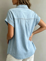 Damenbluse mit gerafften Kappenärmeln, V-Ausschnitt, hellblauem Denim und Knopfleiste