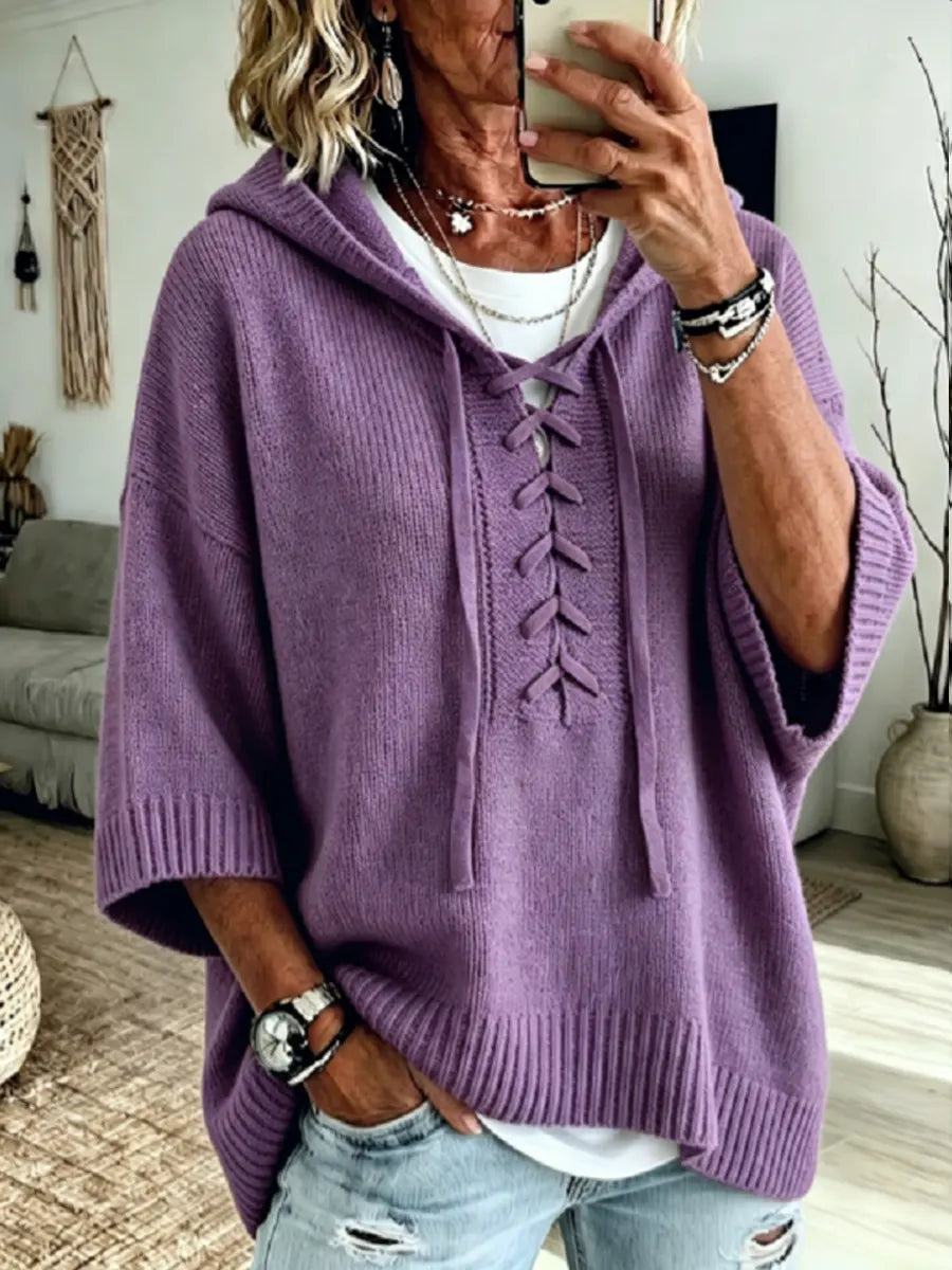 Gemütlicher Strickpullover mit Kapuze und Schnürung
