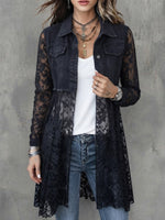 Jeansjacke mit Reverskragen, zwei Brusttaschen, langen Ärmeln, Einsatz aus Spitze und mittellanger Länge