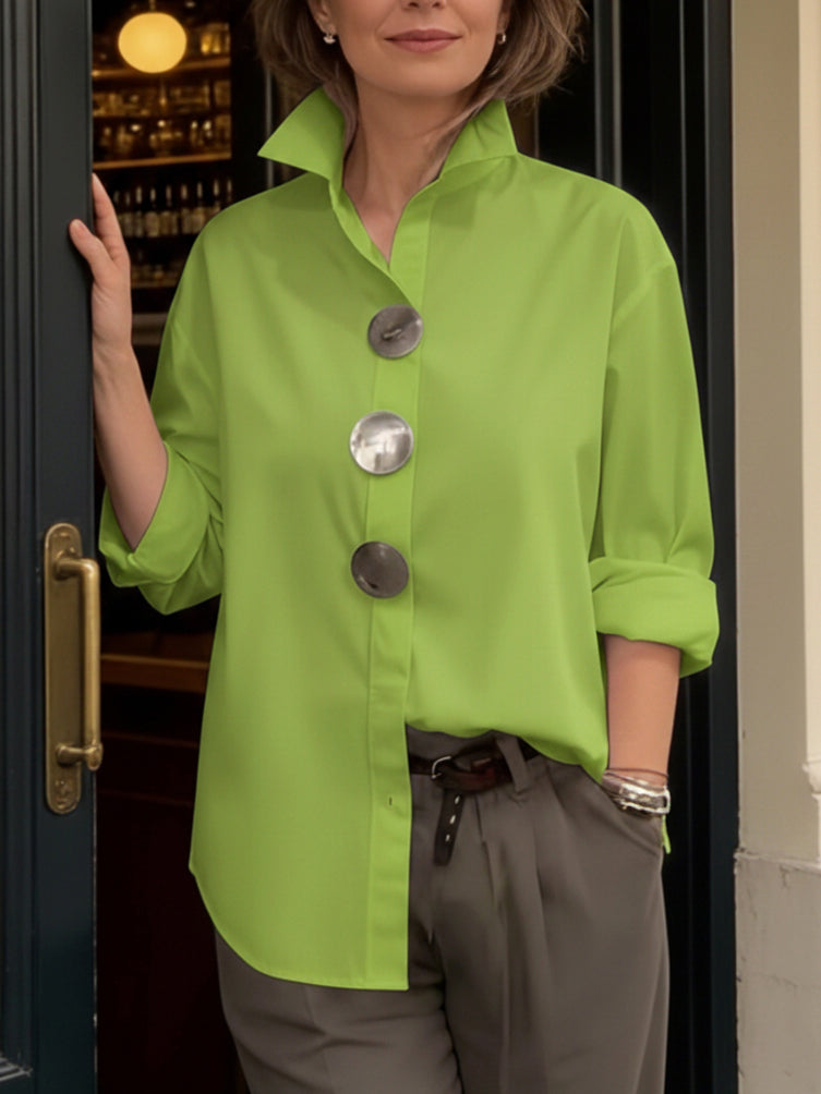 Blusa elegante de algodão e linho com botões metálicos e gola de pé