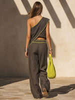 Completo casual in due pezzi composto da un top senza maniche in lino e cotone e pantaloni con piping a blocchi di colore.