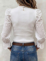 Maglia a maglia con maniche ricamate spiccate e alla moda
