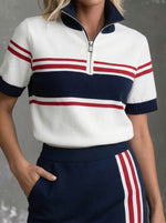 Completo sportivo da donna composto da top a maniche corte a righe con mezza cerniera e gonna con tasche