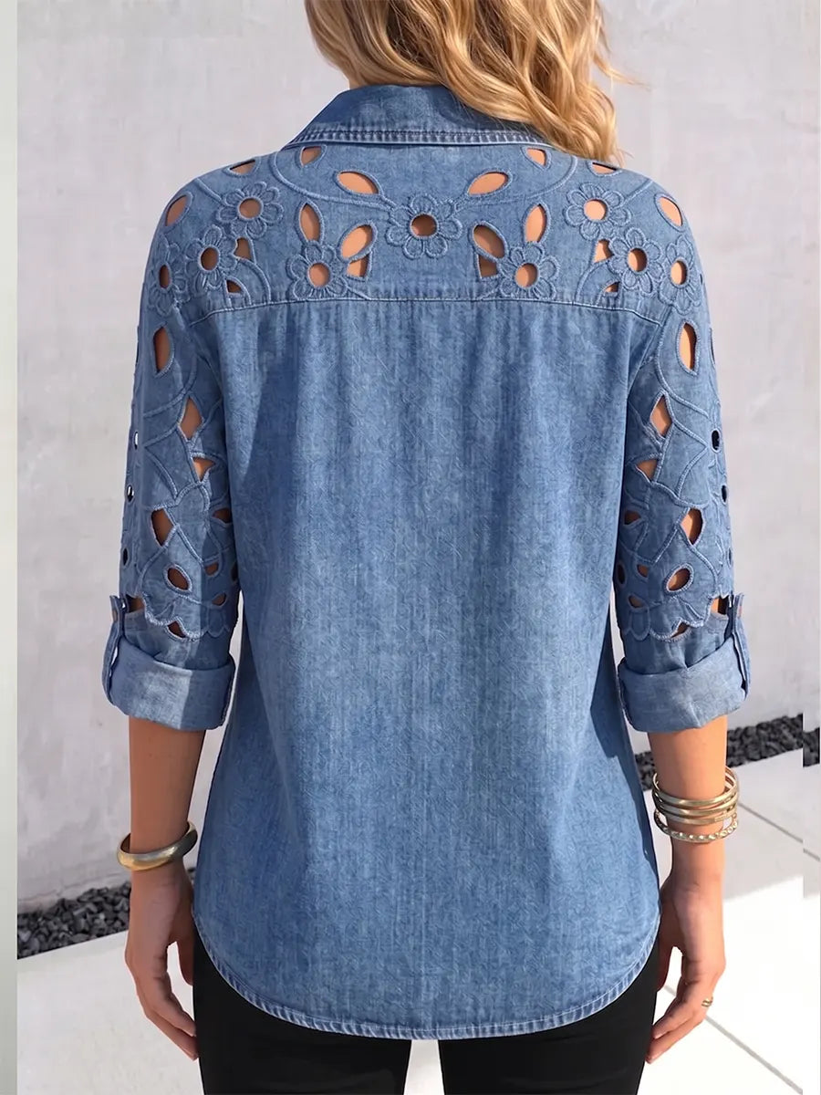 Bluse aus Chambray-Denim mit Blumen-Ausschnitt und Knopfleiste