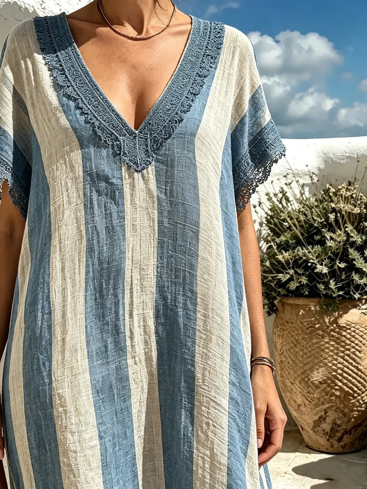 Abito lungo maxi da donna con scollo a V, righe verticali blu e bianche e rifiniture in pizzo, modello ampio.