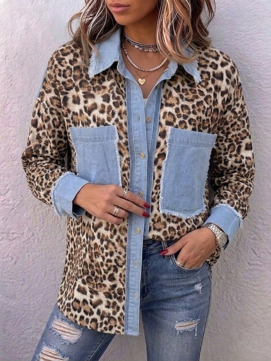 Locker sitzendes Freizeit-Denimhemd mit Leopardenmuster-Einsätzen