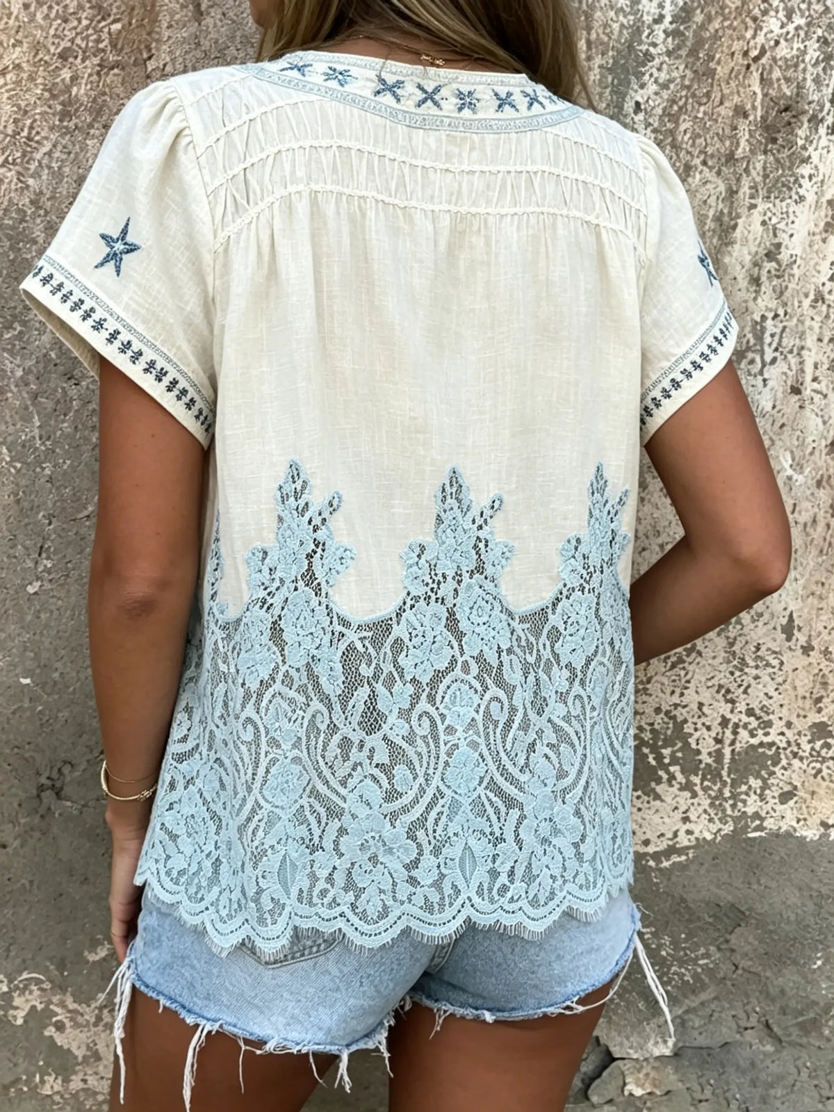 Blusa de Mulher com Bordado de Estrela-do-Mar, Renda Oca, Recortes e Decote em V, Manga Curta