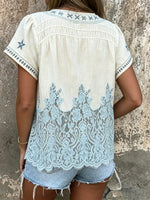 Blusa de Mulher com Bordado de Estrela-do-Mar, Renda Oca, Recortes e Decote em V, Manga Curta