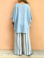 Conjunto para Mulher com Top Solto de Decote em V Liso e Calças de Perna Larga às Riscas Azul e Branco