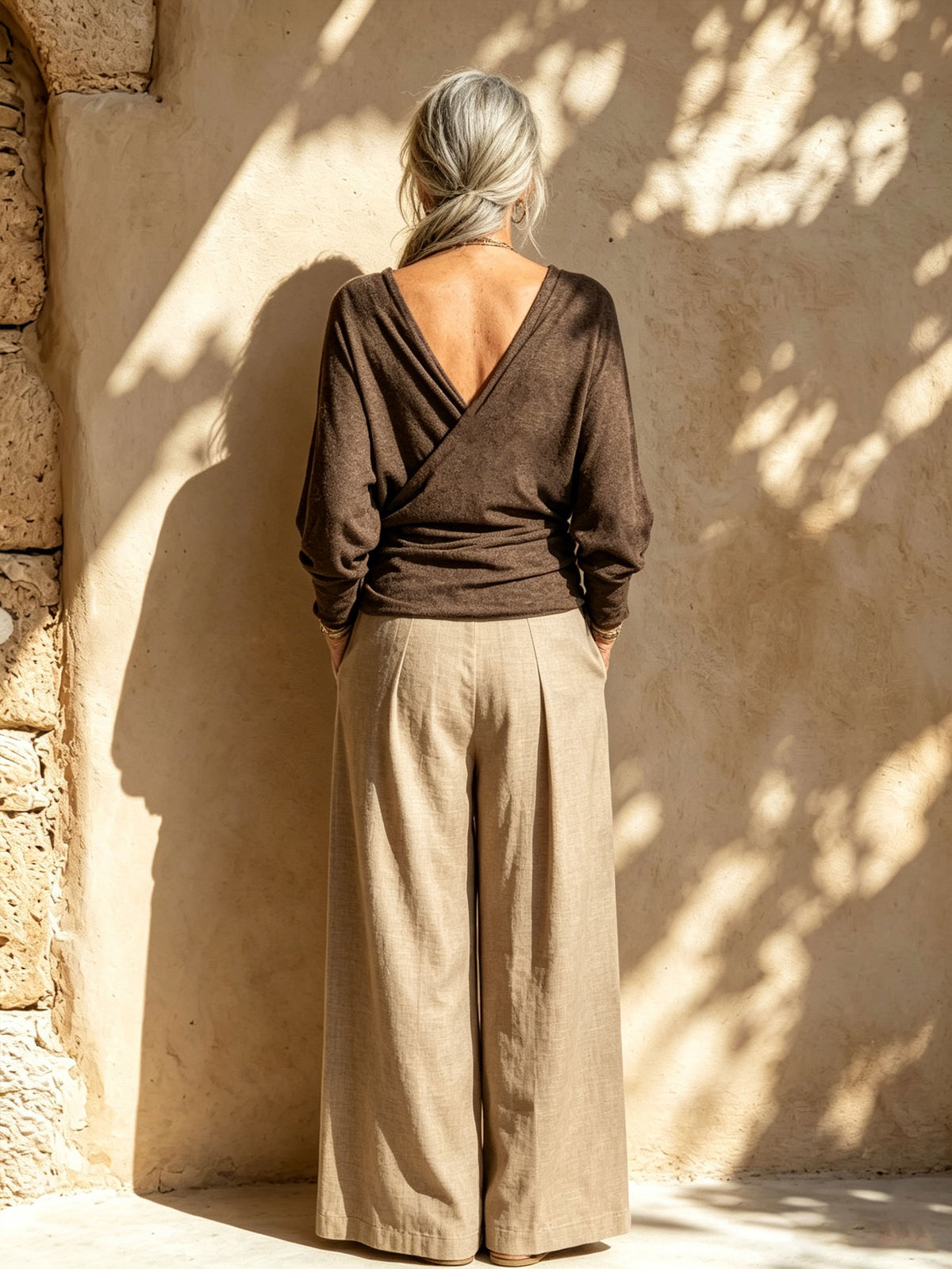 Completo due pezzi donna con top avvolgente in maglia e pantaloni larghi in lino