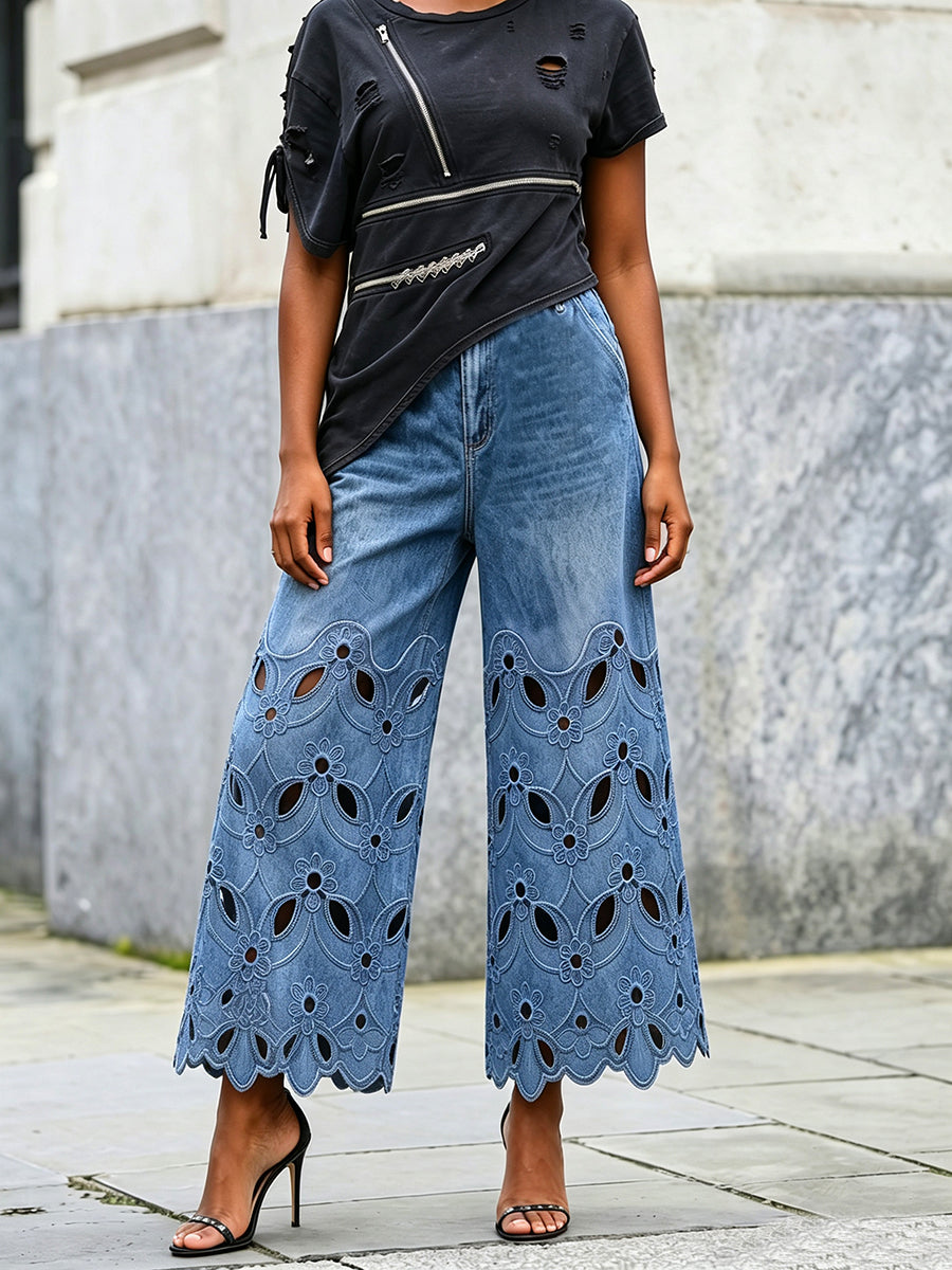 Jeanshose im Vintage-Stil mit floraler Stickerei, kurz geschnitten