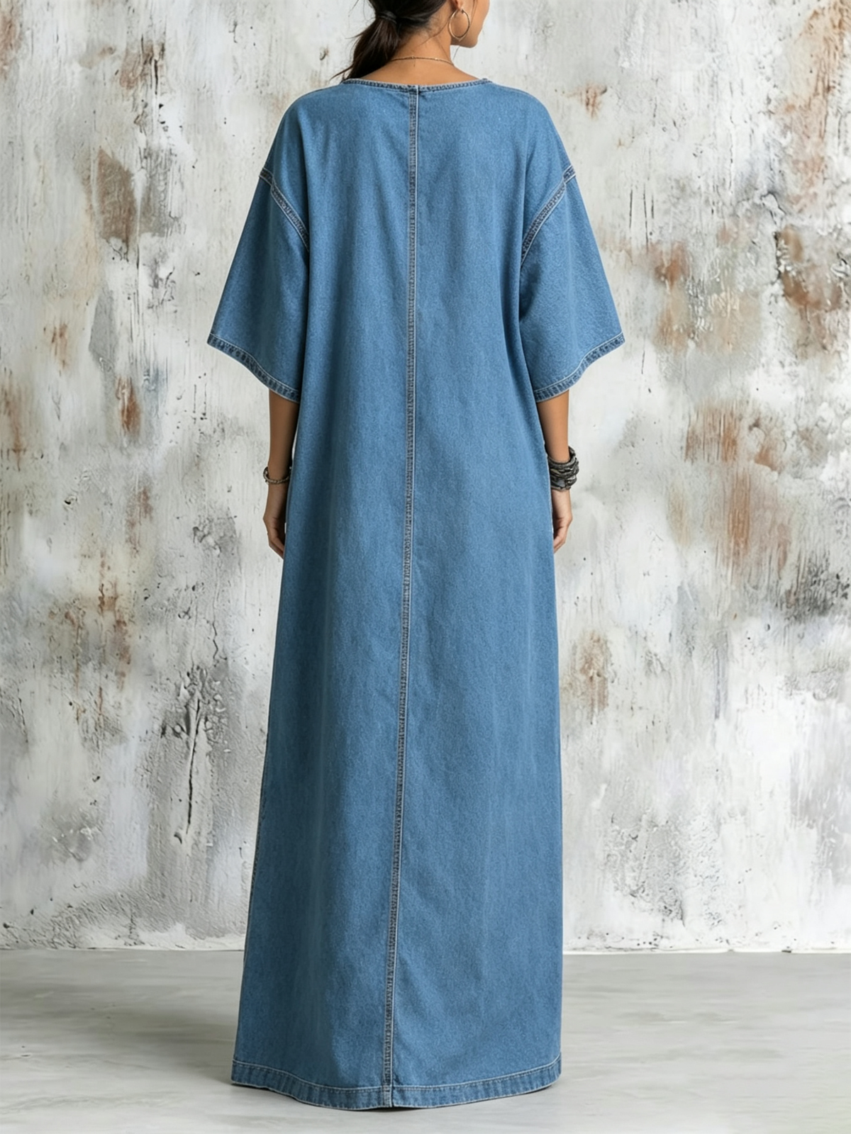 Vestito in denim lavato alla caviglia con scollo rotondo, spalle scese, maniche larghe a gomito, spacchi laterali e grandi tasche applicate, dalla vestibilità ampia.