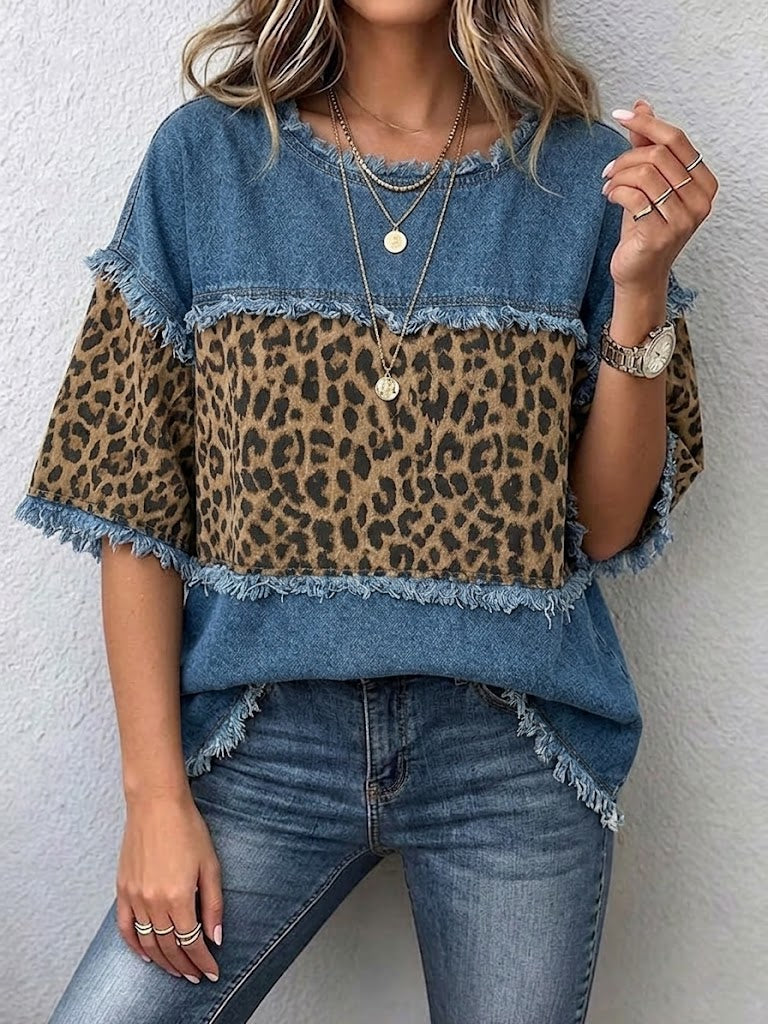 Lässiges Patchwork-Denim-Top mit Leopardenmuster und ausgefransten Details