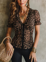 Top ajustado de manga corta con cuello en V y estampado de leopardo para mujer