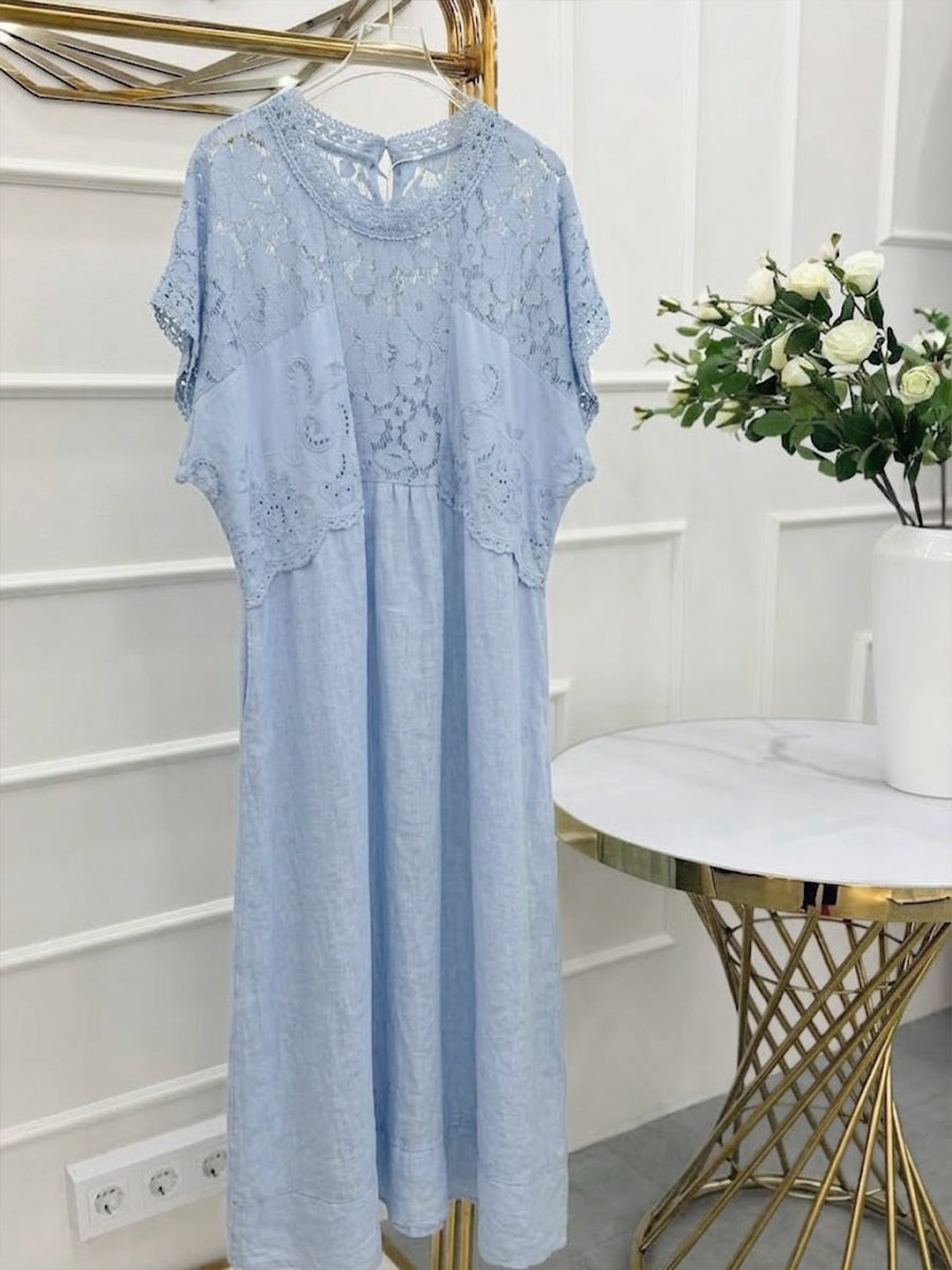 Elegant kjole med et sammensatt design av blonder, lin og bomull.
