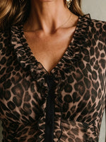 Top ajustado de manga corta con cuello en V y estampado de leopardo para mujer