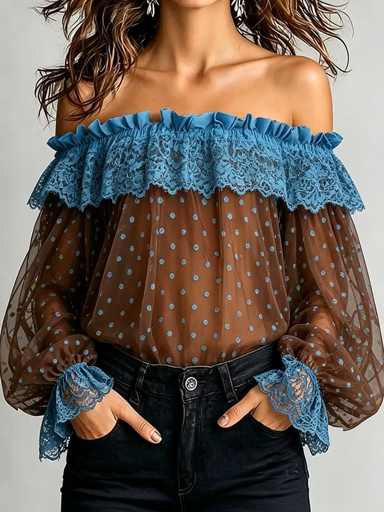 Damen-Top mit Carmenausschnitt, Spitzenbesatz und Polka-Dots