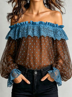 Damen-Top mit Carmenausschnitt, Spitzenbesatz und Polka-Dots