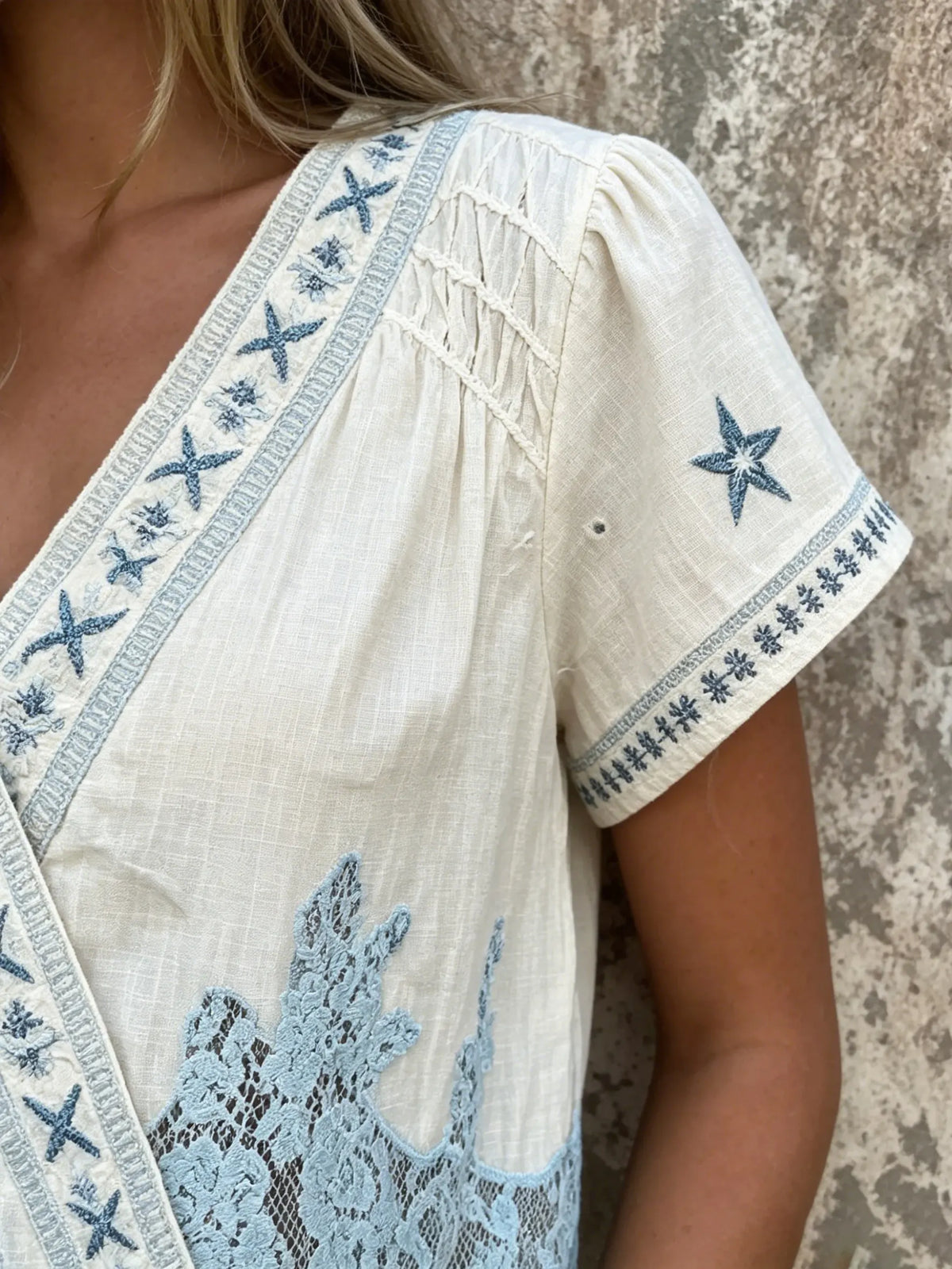 Blusa de Mulher com Bordado de Estrela-do-Mar, Renda Oca, Recortes e Decote em V, Manga Curta