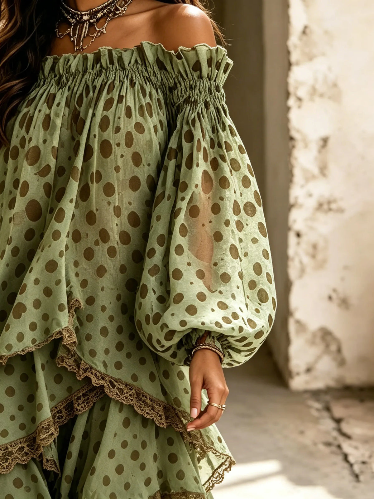 Damen Maxikleid mit großen Polka-Dots, Spitzenbesatz, schulterfreiem Design und unregelmäßig gestuften Lagen