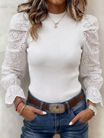 Maglia a maglia con maniche ricamate spiccate e alla moda