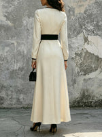Elegantes Damen-Maxikleid mit kontrastierendem Besatz, lässig und stilvoll, mit langen Ärmeln