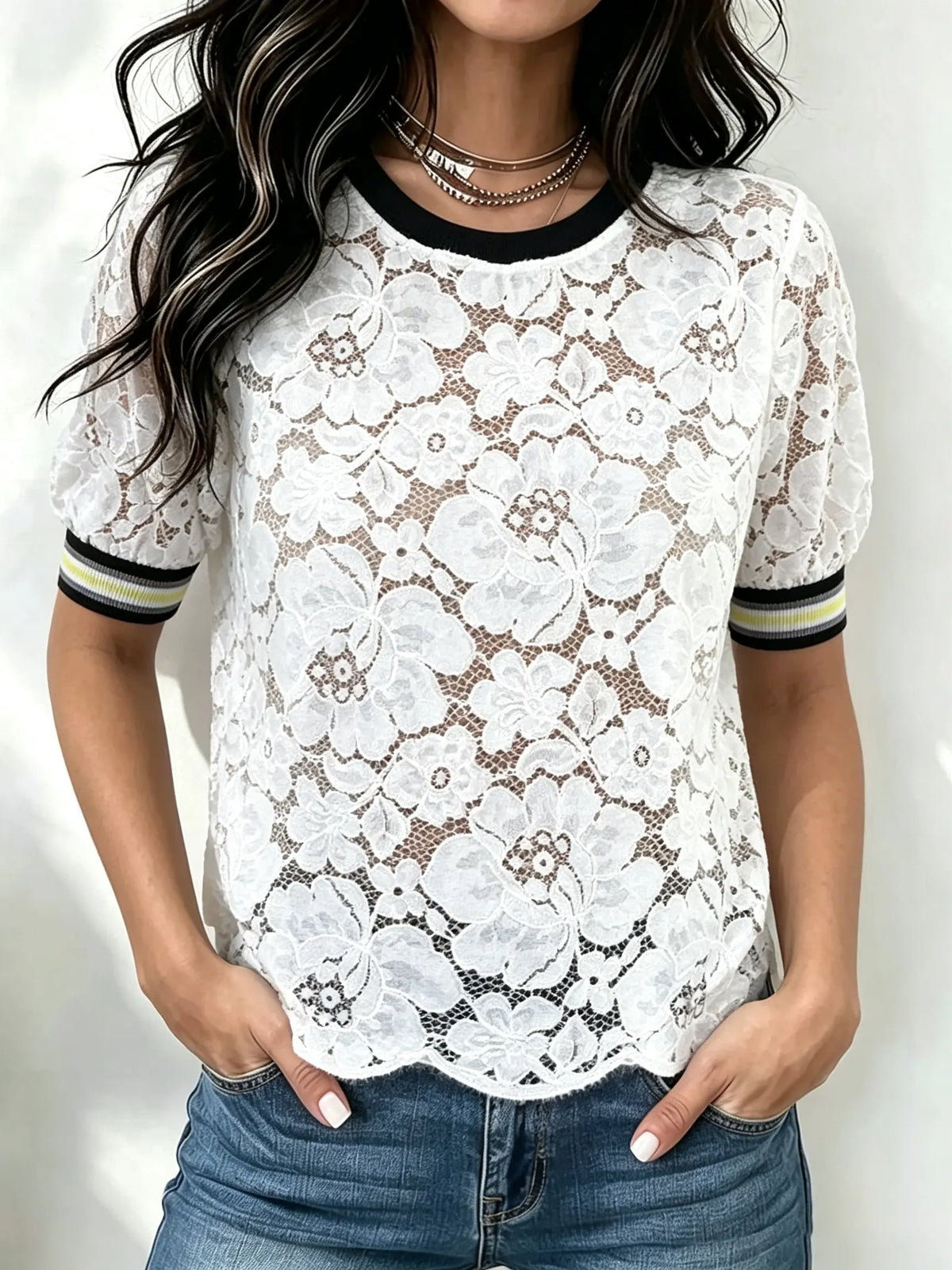 Damen-Top mit transparentem Blumen-Spitzenmuster und gestreiftem Saum