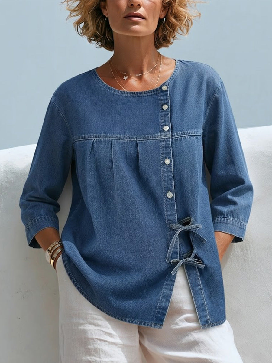Waschbare Denim-Bluse mit rundem Ausschnitt, diagonaler Knopfleiste, geraffter Brustpartie, seitlicher Schleife, 3/4-Ärmeln und lockerem, lässigem Schnitt