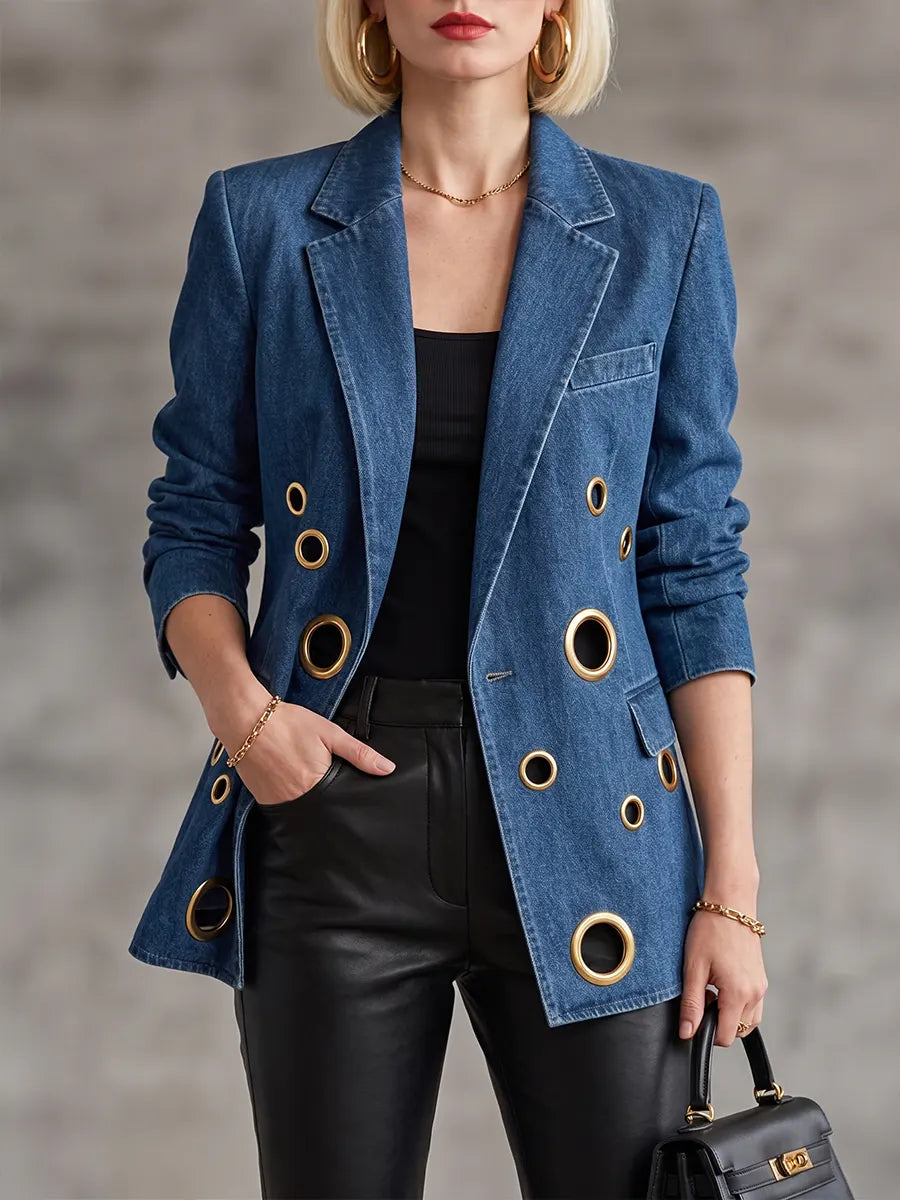 Blazer in denim con occhielli dorati audaci