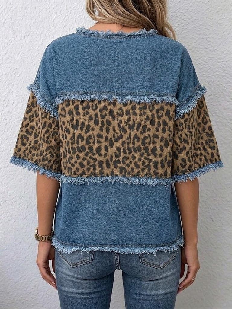 Lässiges Patchwork-Denim-Top mit Leopardenmuster und ausgefransten Details