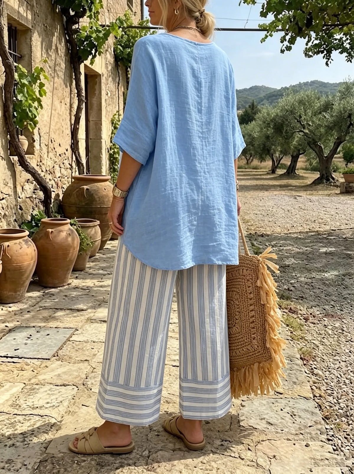 Completo donna con tunica asimmetrica blu e pantaloni a righe