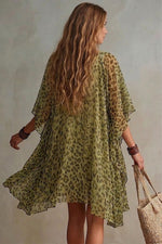 Abito in chiffon con stampa leopardata, scollo a V e vestibilità ampia e fluida