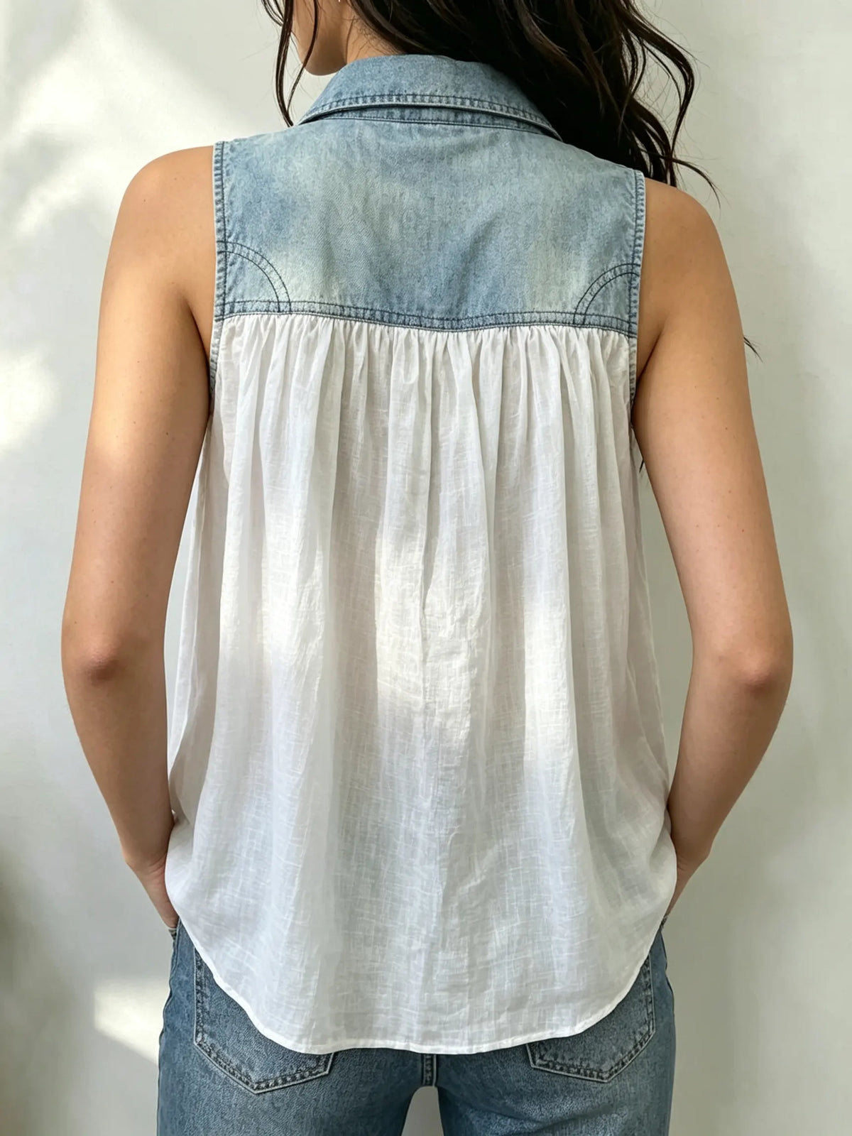 Ärmelloses Damen-Top aus Denim mit Patchwork und Knopfleiste