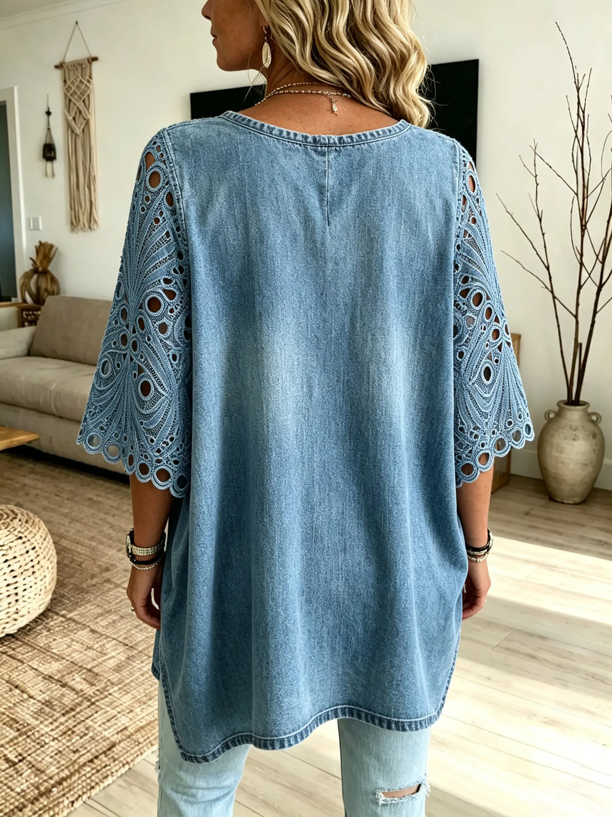 Blusa holgada de mezclilla lavada con bordado floral de ojales para mujer y escote en V
