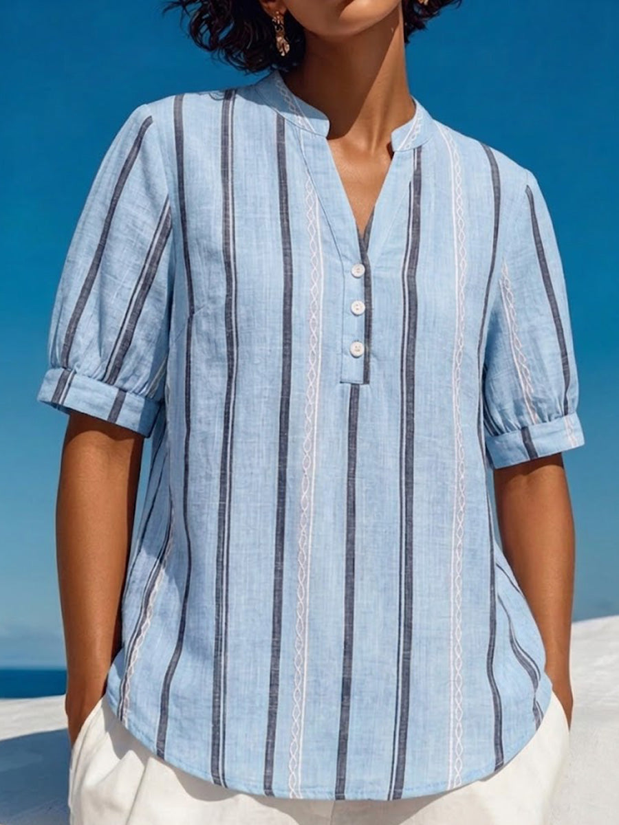 Blusa de lino slub con rayas verticales, cuello mandarín, mangas cortas, pequeño escote en V y tapeta de botones parcial.