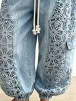 Damen-Jeans mit Kordelzug, Ballonform und Spitzeneinsätzen