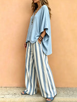 Conjunto para Mulher com Top Solto de Decote em V Liso e Calças de Perna Larga às Riscas Azul e Branco