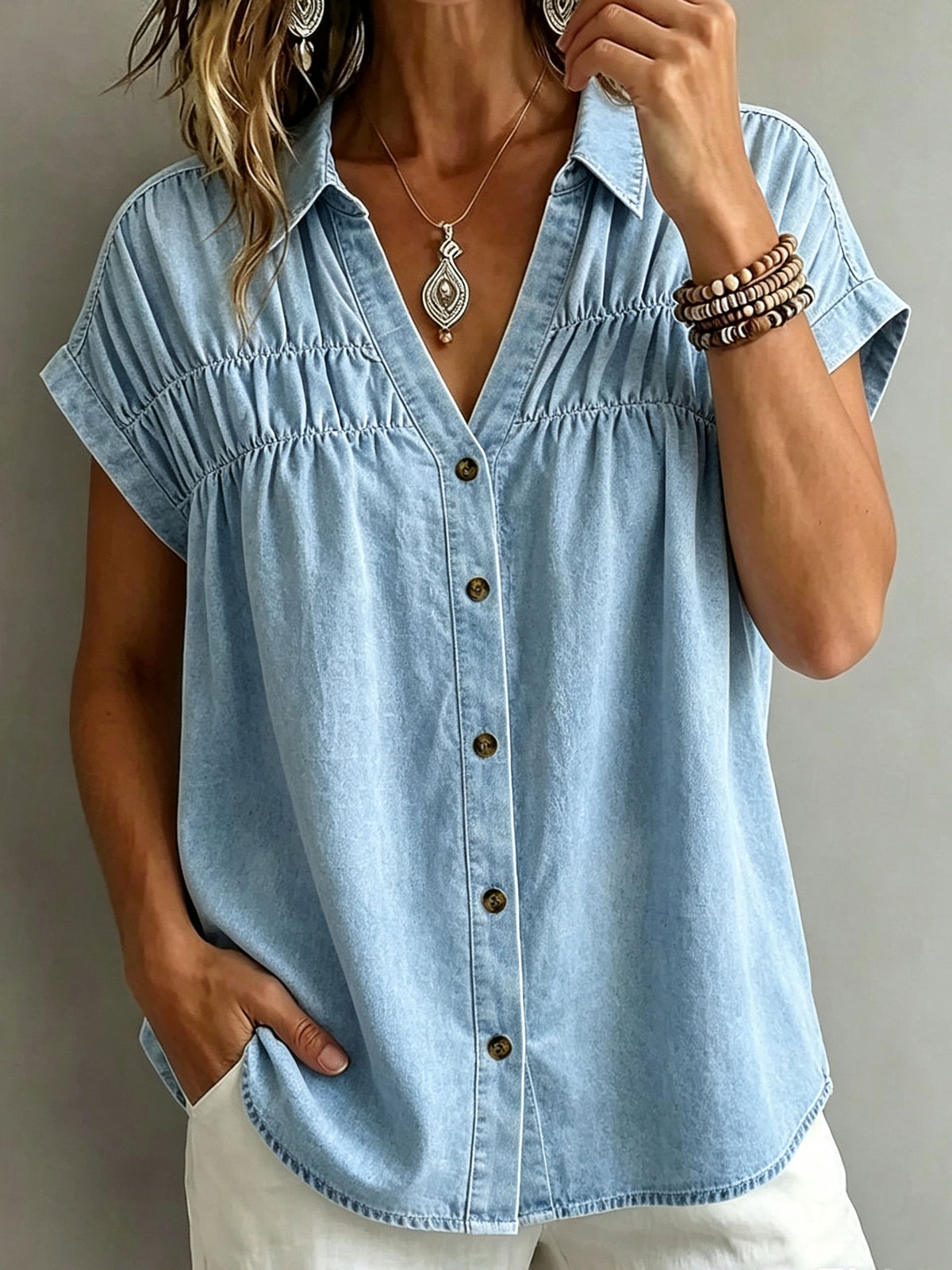 Damenbluse mit gerafften Kappenärmeln, V-Ausschnitt, hellblauem Denim und Knopfleiste