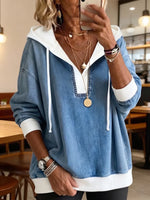 Schicker zweifarbiger Denim-Pullover mit V-Ausschnitt und Kapuze