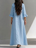 Vestido largo con cierre parcial de botones, detalles fruncidos, mangas tres cuartos con volantes y un ajuste favorecedor que disimula la figura.