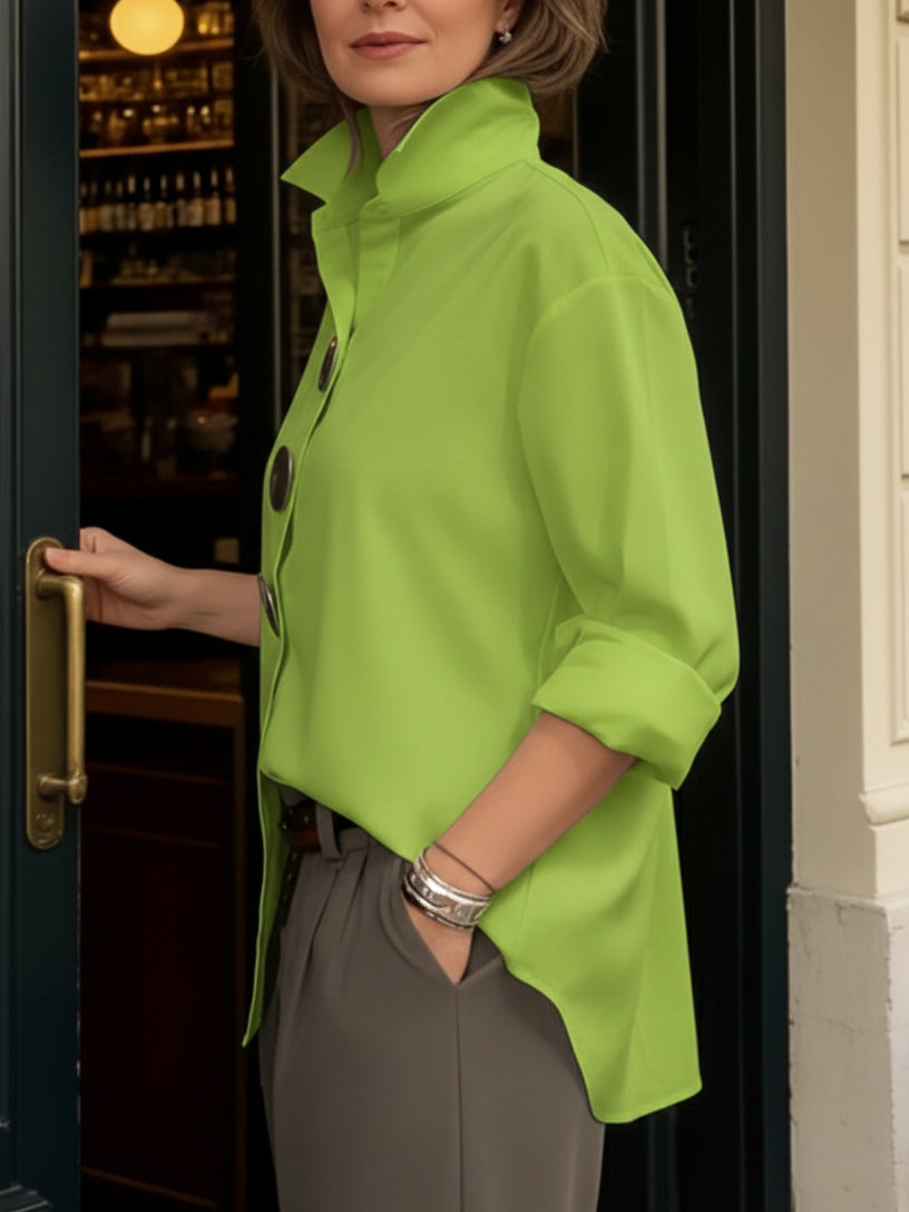 Blusa elegante de algodão e linho com botões metálicos e gola de pé