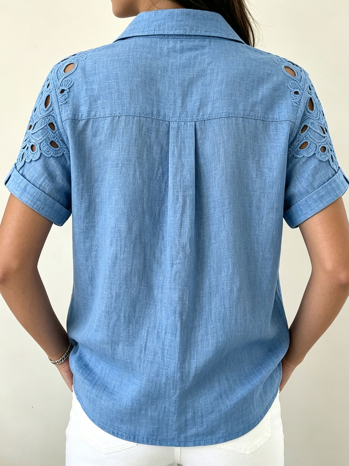 Damenbluse aus Leinenmischung mit Blumen-Augenlochspitze, Patchwork und umgeschlagenen Manschetten, mit Knöpfen