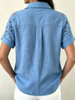 Damenbluse aus Leinenmischung mit Blumen-Augenlochspitze, Patchwork und umgeschlagenen Manschetten, mit Knöpfen